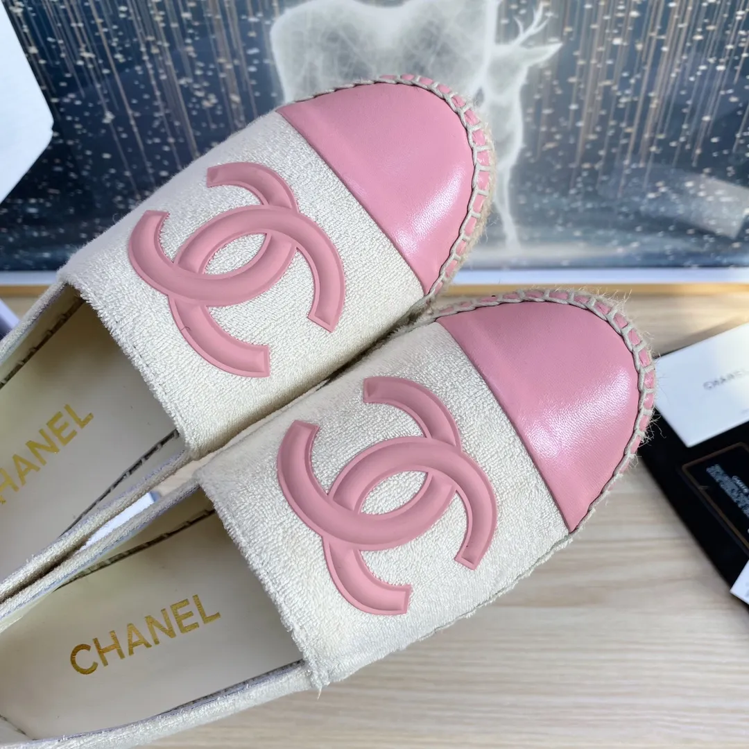 👟👟Ex-factory price 440👟👟 24s new color Chanel ✈️2023s spring and summer new fisherman shoes 😍😍Taikoo Hui purchased three pairs of original development 🐂🐂with purchasing white double-layer outer packaging 🤩Original one-to-one shipment ❗️❗️Code number: 34-42 (34 41 42 customized)
